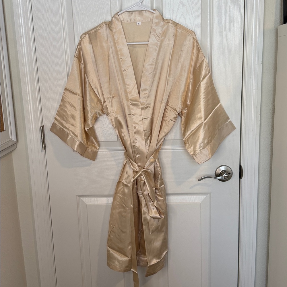 Elegant Champaign color kimono style Satin Robe. New. Never been worn L pockets - Picture 3 of 5